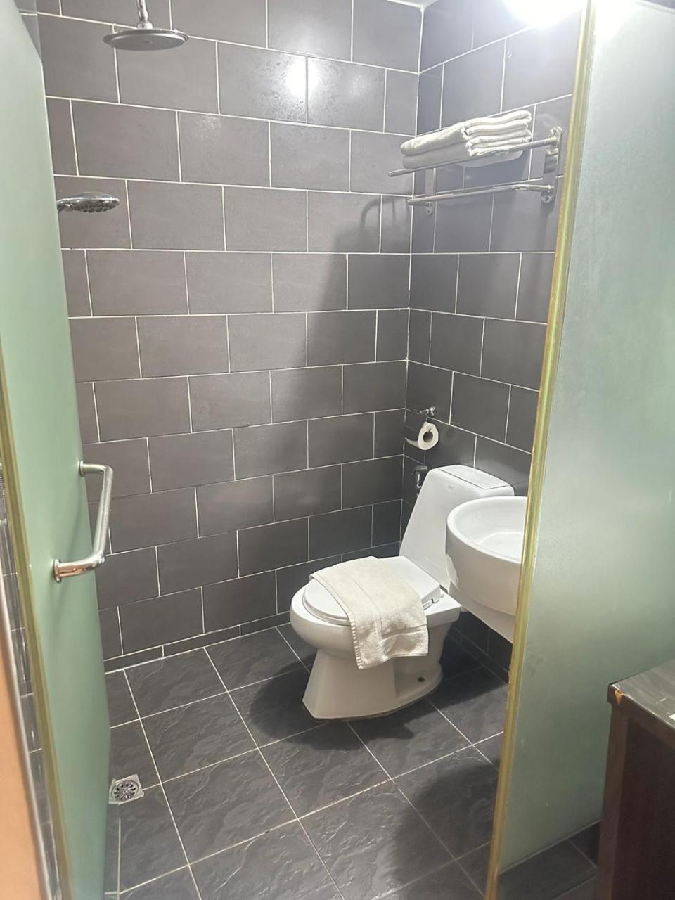 Kingsman Boutique Hotel Kota Kinabalu Exteriör bild